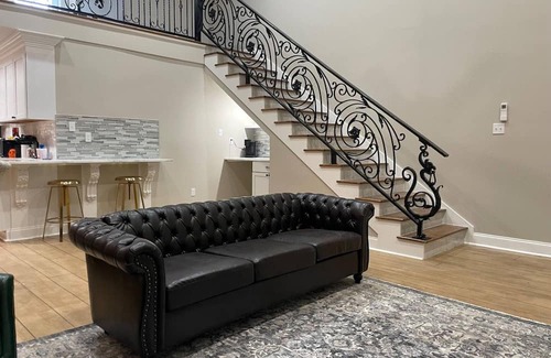 Rayne Apartment | Historic Worthmore Suite B