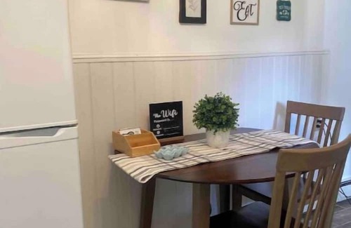 Drewsville House | Cozy private studio -full kitchen and bathnn