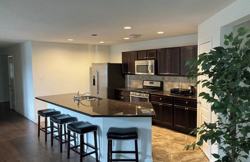 Katy House | Charming 1 story house with WiFi, AC in awesome Katy - One bedroom space