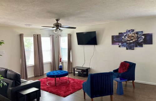 Katy House | Charming 1 story house with WiFi, AC in awesome Katy - One bedroom space