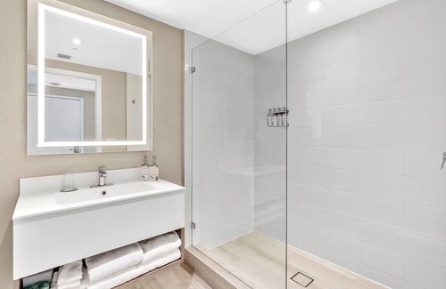 Surfside Apartment | Double Queen Room-Hosted by Sweetstay