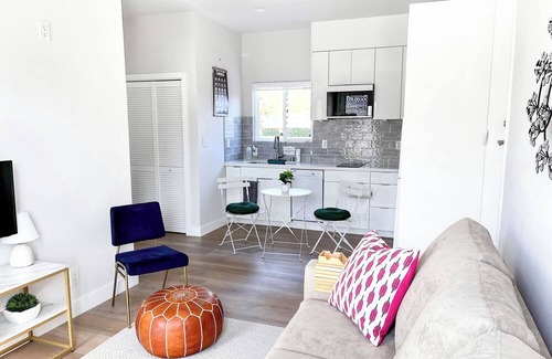 Valley View - Reed House | Modern 1Br/1B Guest Suite w/Kitchen, Laundry, AC/Heat, Living Room