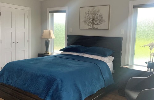 Lakeshore Bed & Breakfast | Spacious suite with queen size bed & beautiful 3 piece ensuite