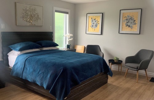 Lakeshore Bed & Breakfast | Spacious suite with queen size bed & beautiful 3 piece ensuite