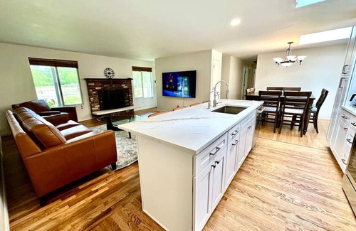 Fall City House | 7Bed | Fall City Modern Retreat | Pool | Hot Tub