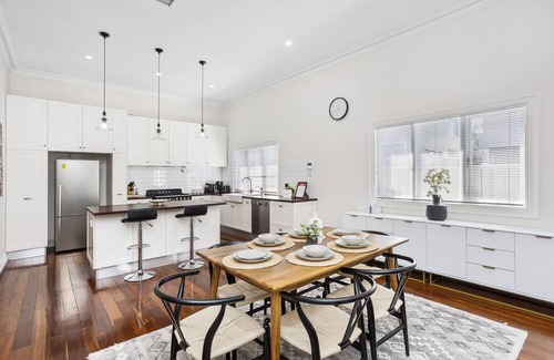 North Perth House | Grand Hyde Park 3 Bedroom Home by WorldWide Welcome