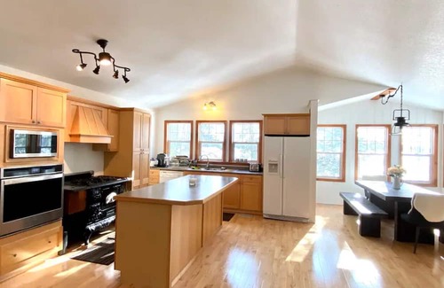 Huntsville Cottage | Water Front Cottage with dock - 5 min from the town, pet-friendly