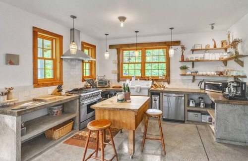 Independence House | NEW LISTING! Mountain Cabin: Vintage Charm Meets Modern Luxury by RedAwning