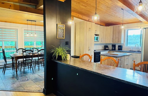 Potton Ski Chalet | The OokPik, Spa, Lake, Firepit