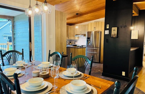 Potton Ski Chalet | The OokPik, Spa, Lake, Firepit