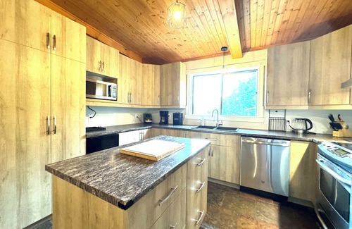 Potton Ski Chalet | The OokPik, Spa, Lake, Firepit