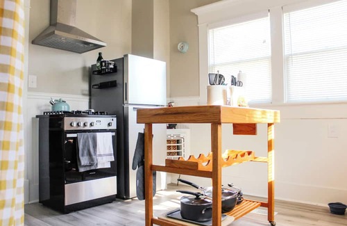 Van Buren House | The Honey House - Walk to Downtown and Train