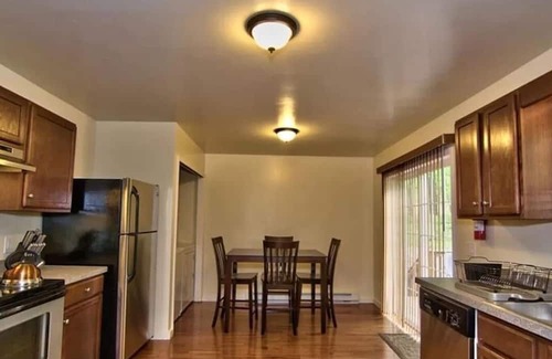 Hickory Hills Cabin | Luxury Cabin Sleeps 14 w/Game Room,HOT TUB,FIRE PIT,BB Court! 5min to SKI SLOPES