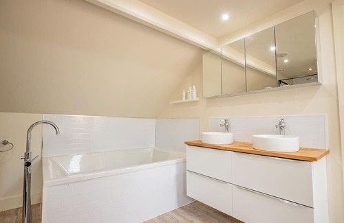 Quedgeley House | Guest Homes | Quinton House