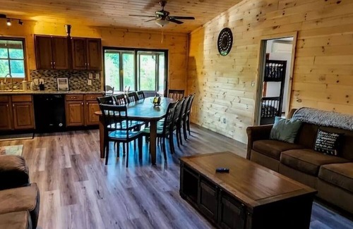 White Haven Cabin | LAKEFRONT w/HOT TUB, FIRE PIT, 5 MIN TO SKI /Sleeps 22/Pet Friendly