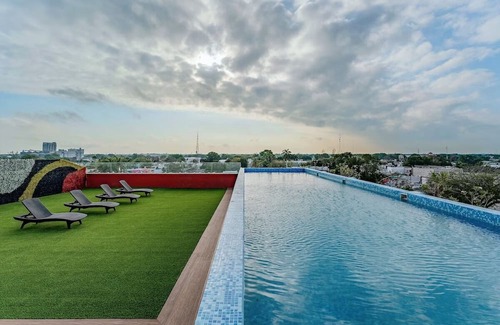Centro House | Discover a Haven in Mérida: Modern Rooms, Rooftop Pool & American Breakfast