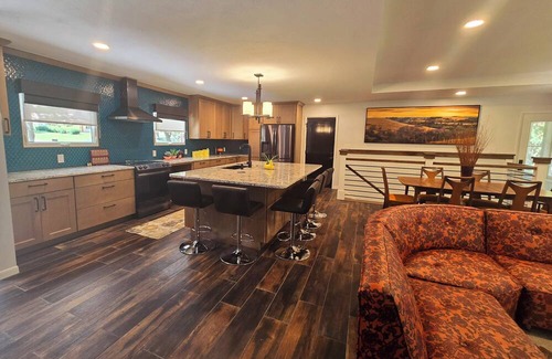 Manhattan House | The Bradley House - Beautiful & Spacious Home - Near Campus & Stadium