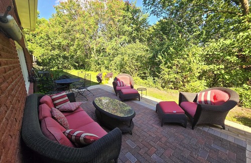 Manhattan House | The Bradley House - Beautiful & Spacious Home - Near Campus & Stadium