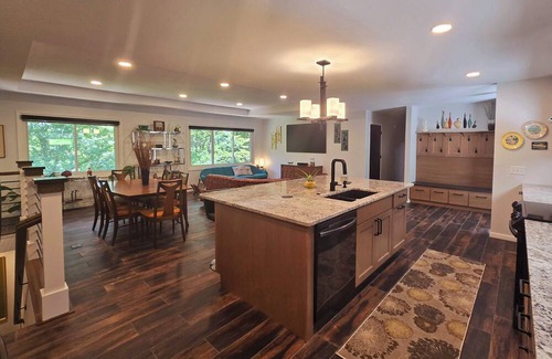 Manhattan House | The Bradley House - Beautiful & Spacious Home - Near Campus & Stadium