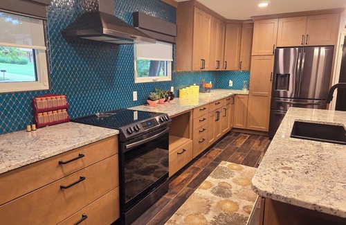 Manhattan House | The Bradley House - Beautiful & Spacious Home - Near Campus & Stadium