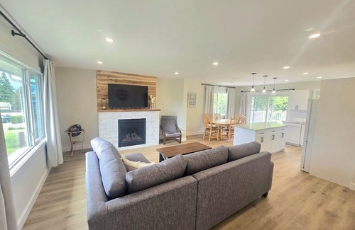 Port Alberni House | Newly Renovated Private 3 bedroom 2 bathroom guest suite