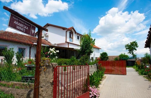 Vardar Region Apartment | Triple Room with Private Bathroom - Arаbeska Family Winery & Apartments