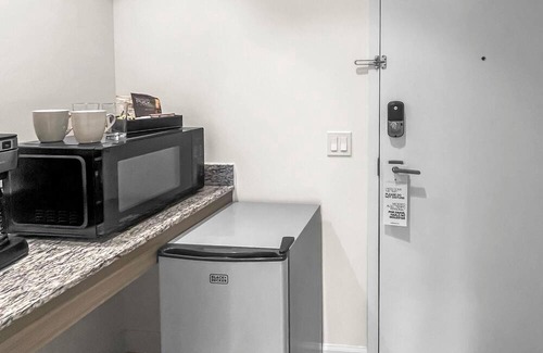 Doral Condo | Elegant Doral Escape: Room & Luxury