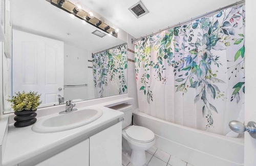 Crosstown Apartment | City Skyline DT 3BR Condo DT with Free Parking!