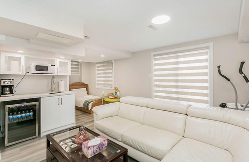 Vaughan Bed & Breakfast | Spotless Pet & Smoke Free Home Near Wonderland