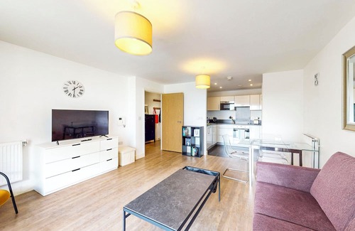 Highgate Apartment | 2Bed, 2Bath Apartment w/Balcony - 1min to Station