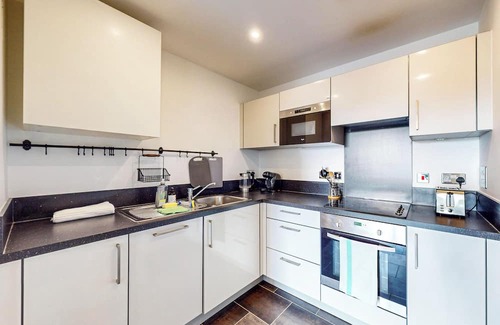 Highgate Apartment | 2Bed, 2Bath Apartment w/Balcony - 1min to Station
