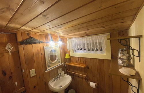 Ogunquit - Wells Cabin | Wells / Ogunquit Cabin. Sleeps 4 Wells /Ogunquit l 10 min car ride beaches