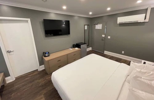Grand Bend Apartment | Coastal Suites (Room 2) , Grand Bend