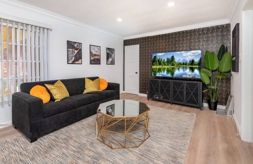 Beverly Hills Apartment | Private Paradise 1 BR Apartment near Sunset Blvd.