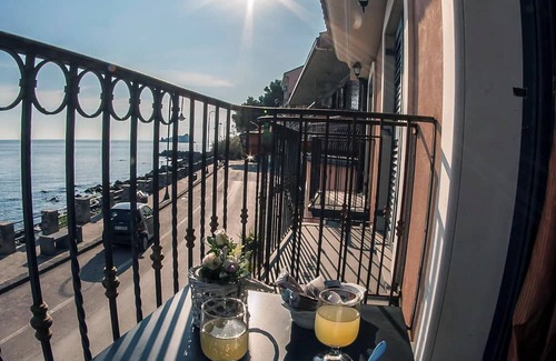 Capo Mulini House | Homerez - Spacious house and sea view - Acireale