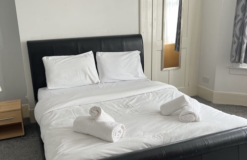 Westcliff-on-Sea Apartment | Comfortable double bedroom with shared bathroom