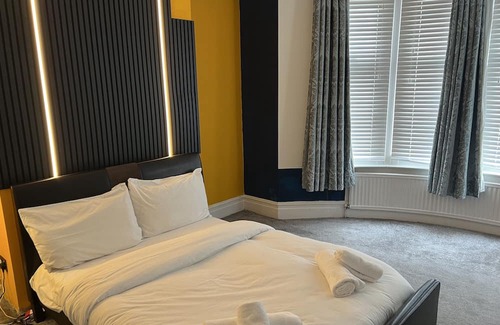 Westcliff-on-Sea Apartment | Deluxe big size bedroom with a shared bathroom