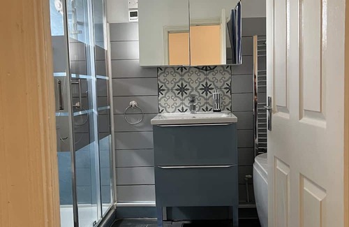 Westcliff-on-Sea Apartment | Deluxe big size bedroom with a shared bathroom