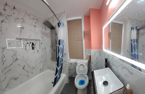 South Philadelphia House | Cozy Modern Sleep11 Guest House just minutes from historic Philadelphia downtown