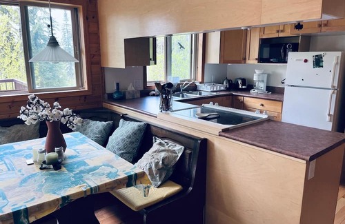 Eagle Creek House | Eagle Point Cabin at Ruth Lake Pet Friendly