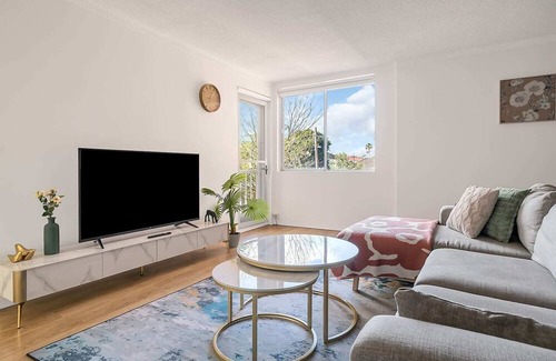 Clovelly Apartment | Coogee Beachside Retreat - Free Parking