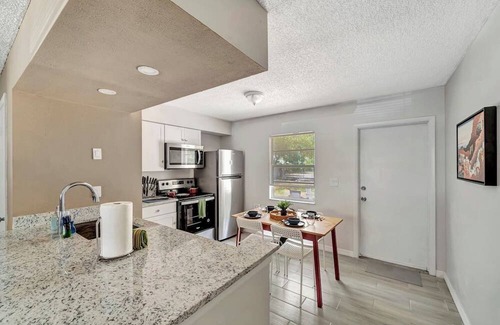 Bayou Oaks House | 2 king beds, large yard, laundry