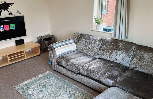 Cambourne Apartment | 2 Bed Apartment - short and long term stay Balcony & Lakeview