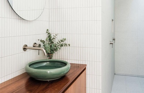 Cygnet House | The Long House, Cygnet Tasmania Stunning views over Port Cygnet.