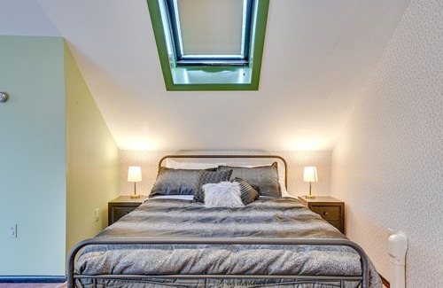 Bennington Apartment | Charming Bennington Studio w/ Deck & Mountain View