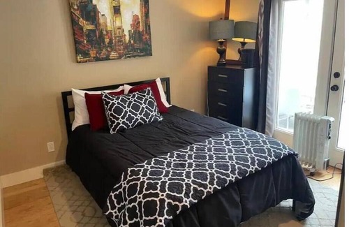 Golden House | Heart of Golden: 3BR with Garage