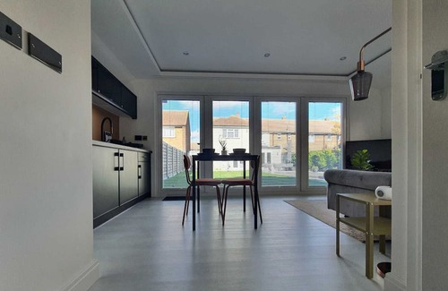 Grays Cabin | Stunning 1King bed cabin in Grays