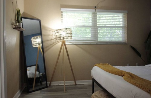 Arlington Park Apartment | King Bed Walk to SMH Hospital