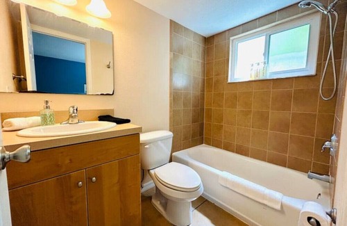 Arlington Park Apartment | King Bed Walk to SMH Hospital