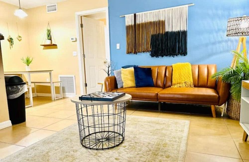 Arlington Park Apartment | King Bed Walk to SMH Hospital